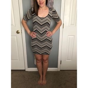 Grey and cream bodycon dress w 3/4 sleeves